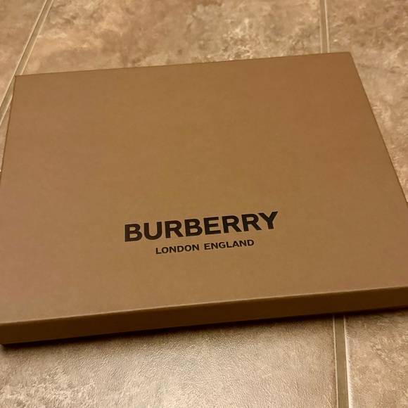 Authentic Burberry Gift/Storage Box 32cm x 25cm x 4.5cm - Picture 2 of 3